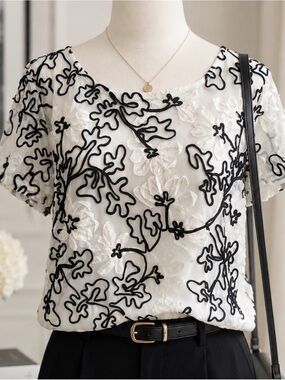 Anthropologie Meadow Rue White Sheer Floral Appliqué Top with Black Outline